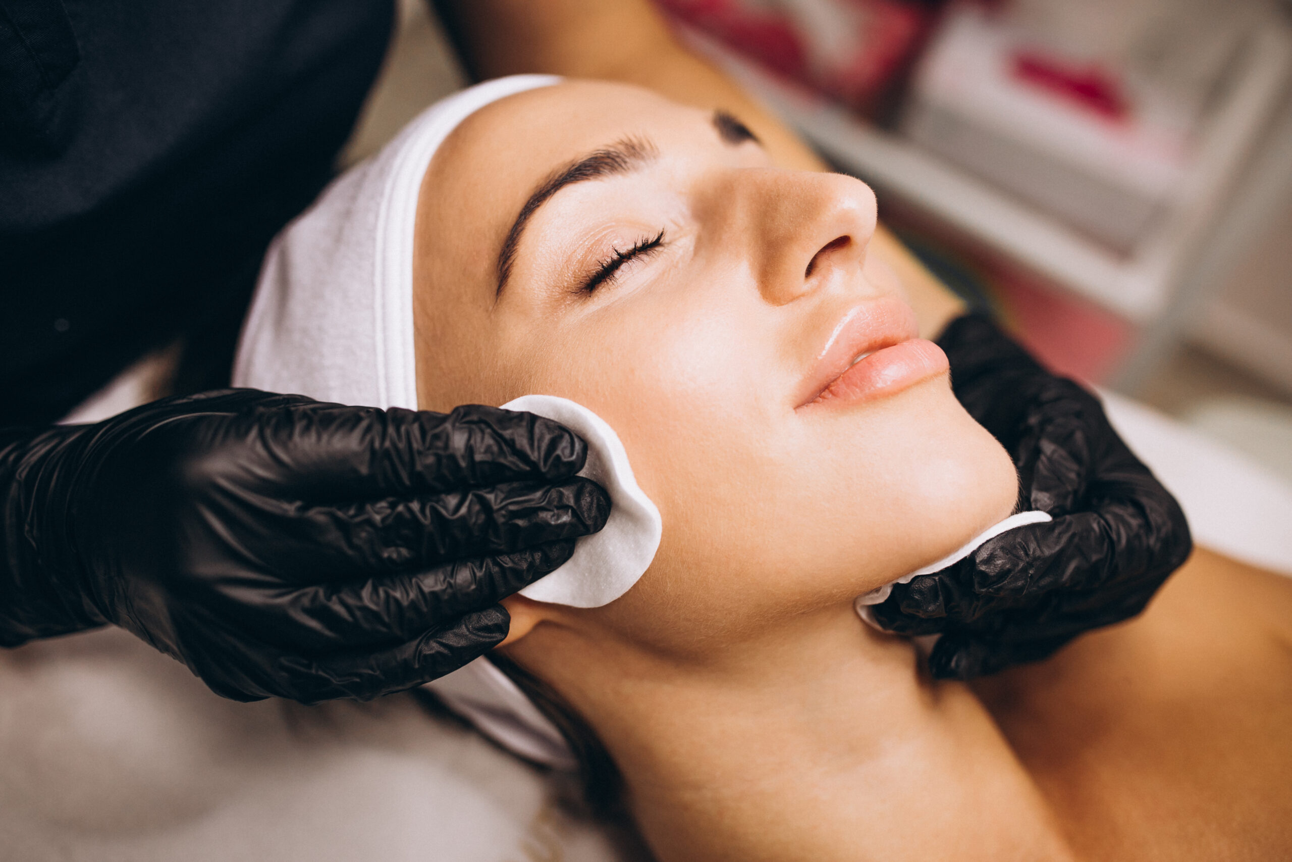 Best Facial in Sharjah: HydraFacial vs Carbon Laser vs Glow Facial